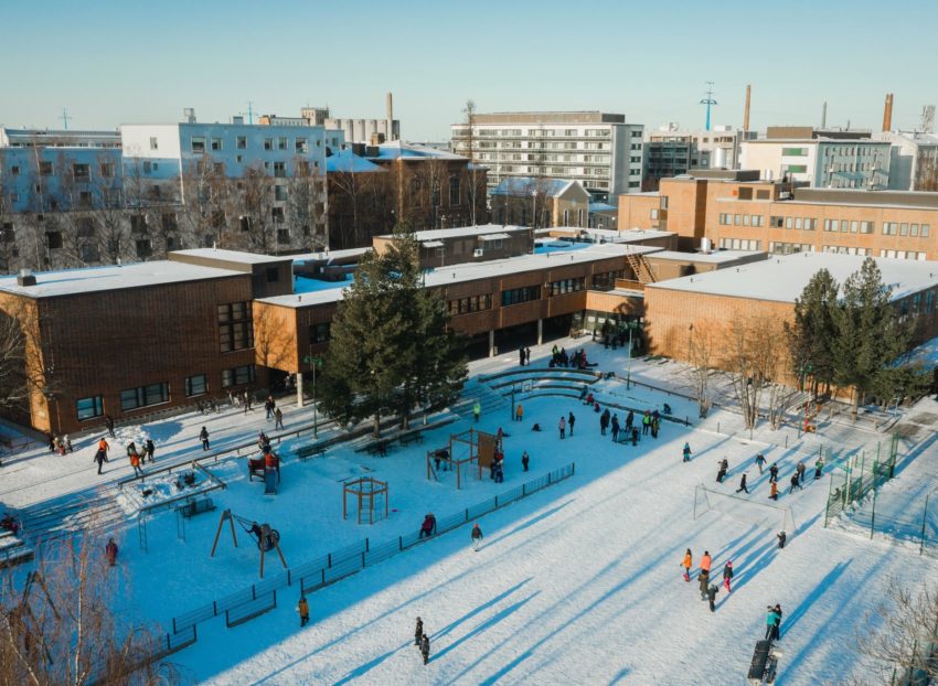 Grundskolan i vinterskrud.