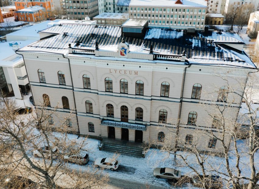 Gymnasiet i vinterskrud.