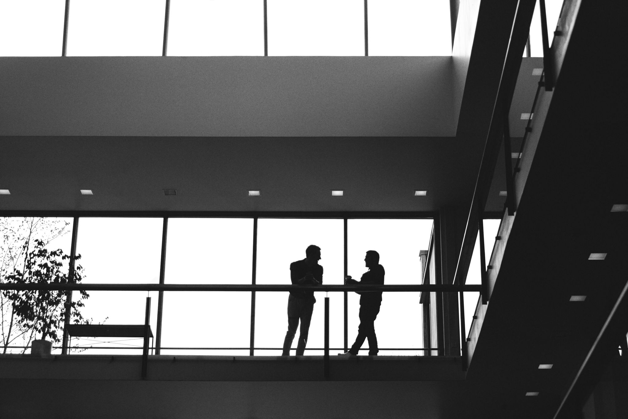 Två studerande diskuterar med varandra.