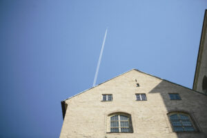 Flygplan på himlen ovan Åbo slott.
