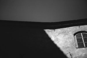 En skuggig vägg och ett fönster.