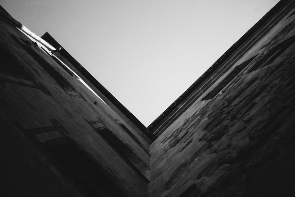 Himmel och husvägg.