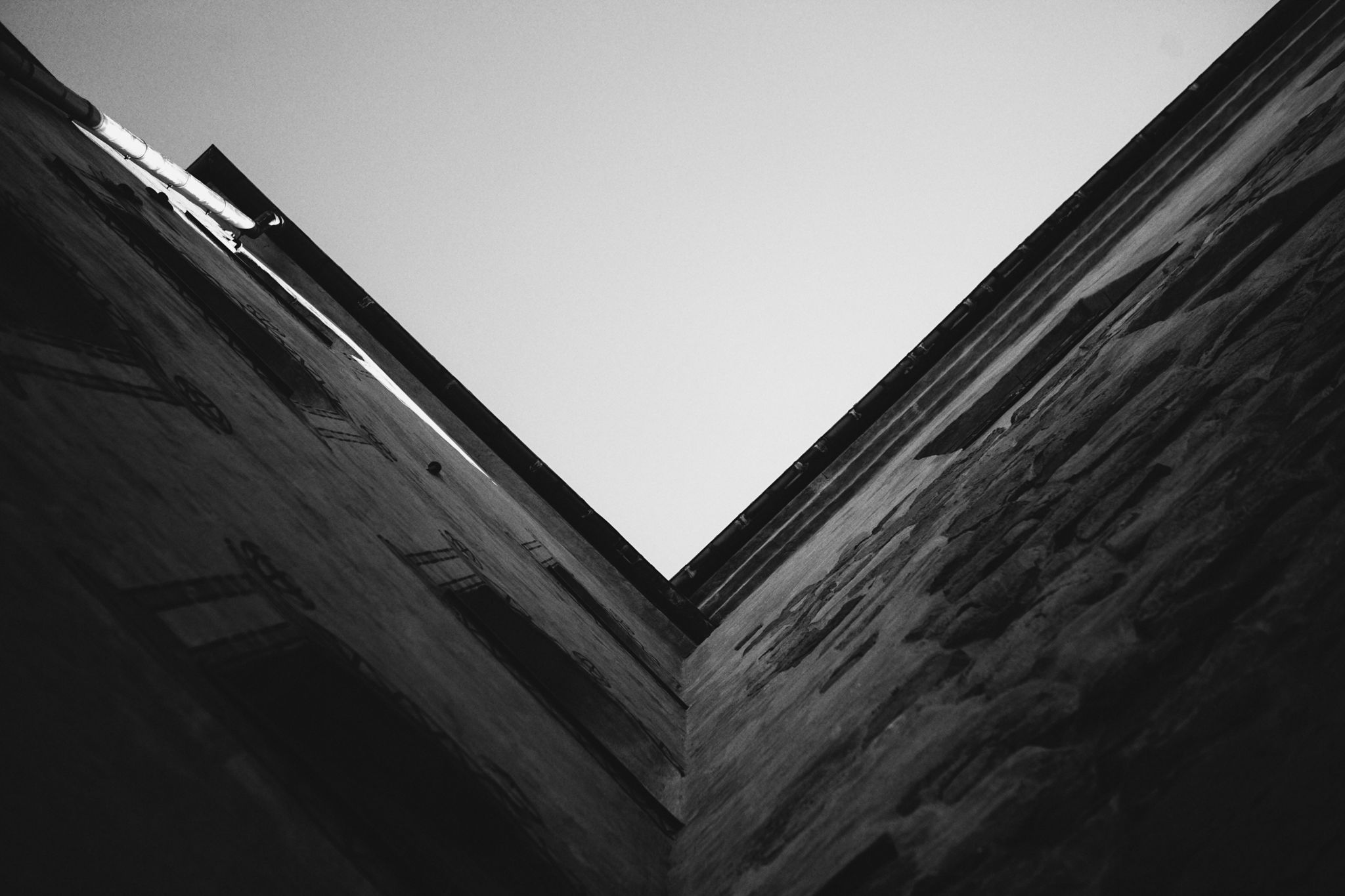 Himmel och husvägg.