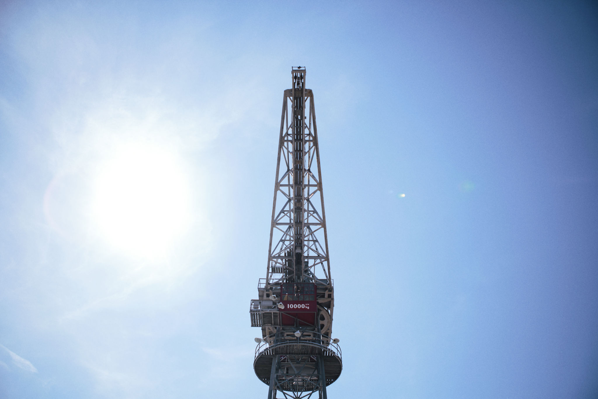 Lyftkran mot blå himmel.