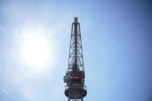 Lyftkran mot blå himmel.