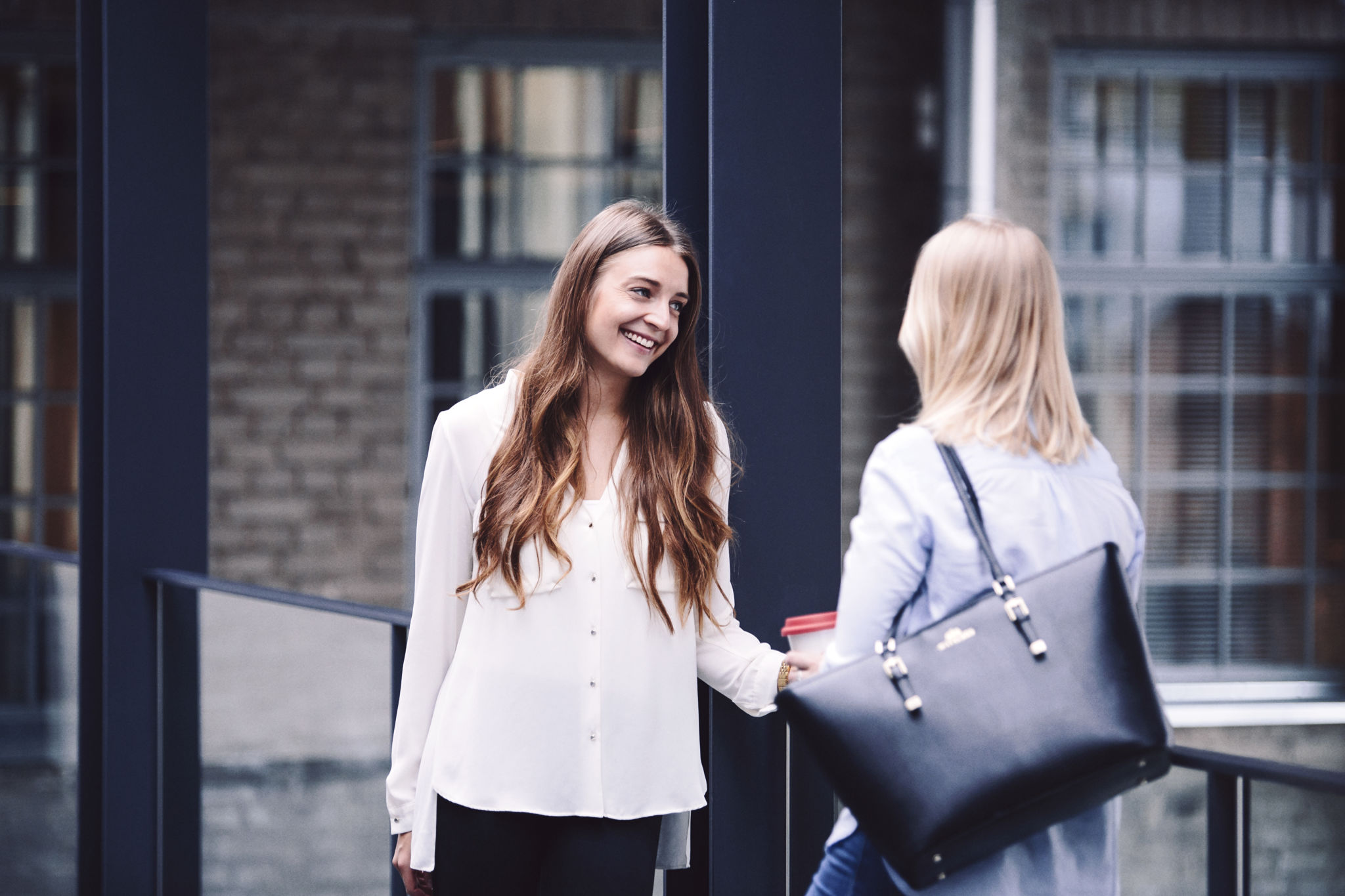 Två studerande som pratar.