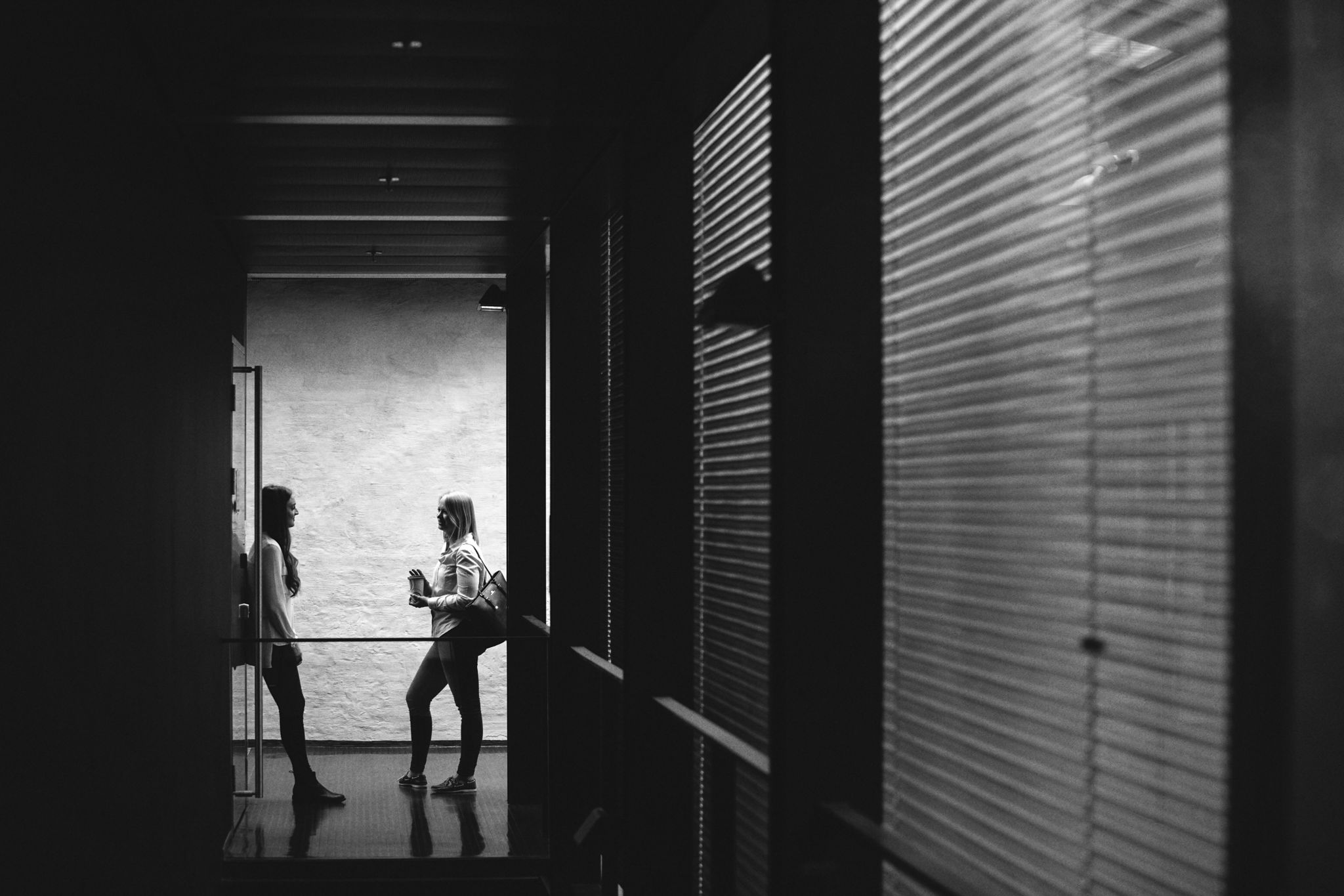 Två studenter i korridor.