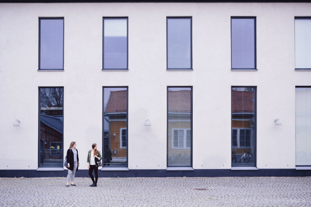 Två studenter på Arkens innergård.
