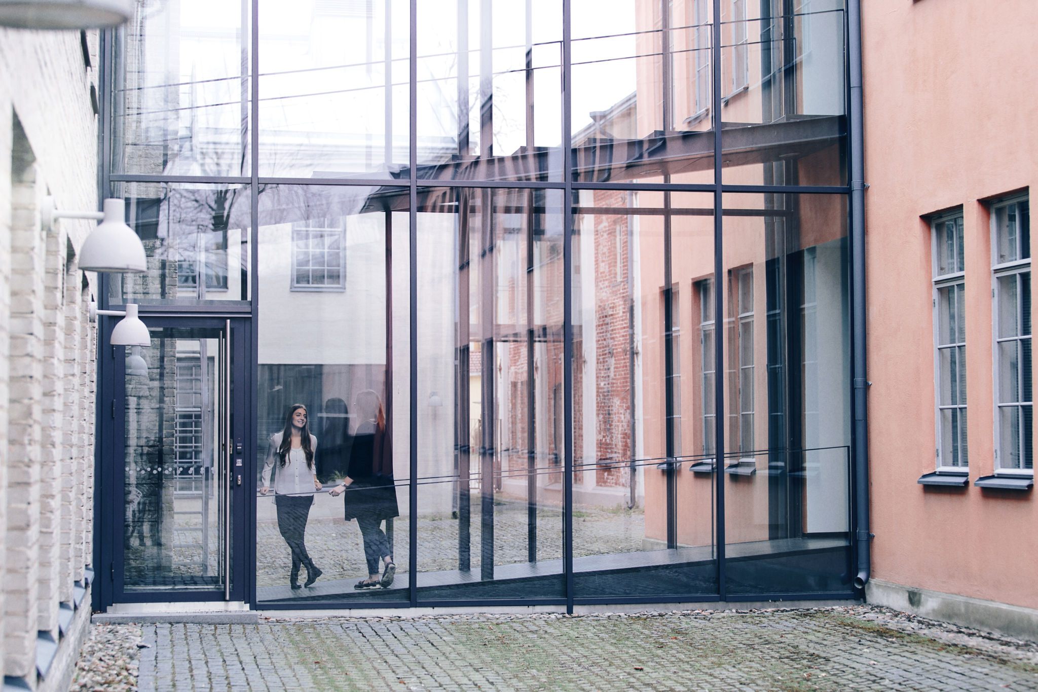 Studerande bakom fönster.