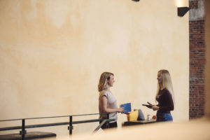 Två studerande i Academill