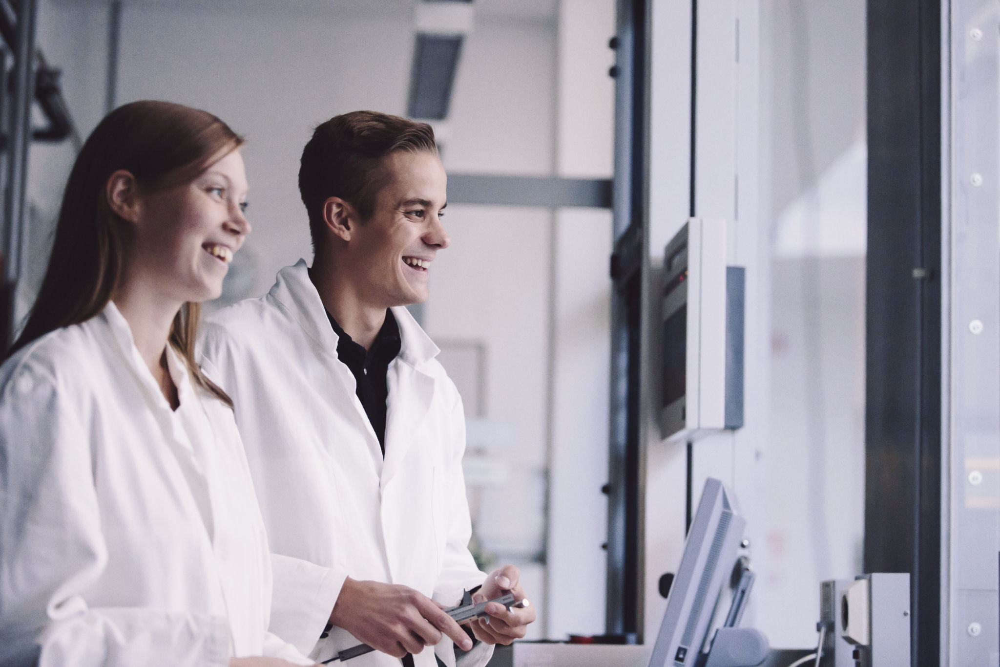 Studerande i laboratorium.