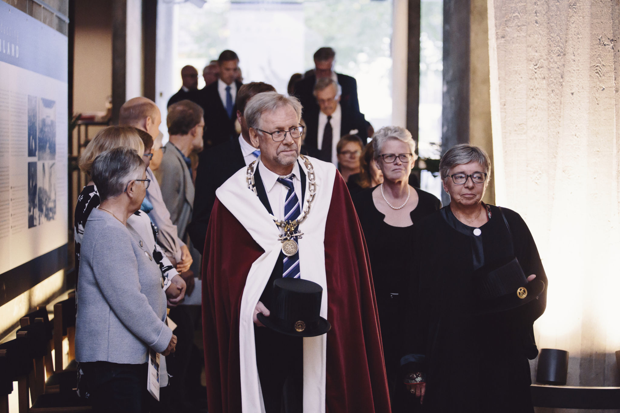 Rektor Mikko Hupa leder festprocession.
