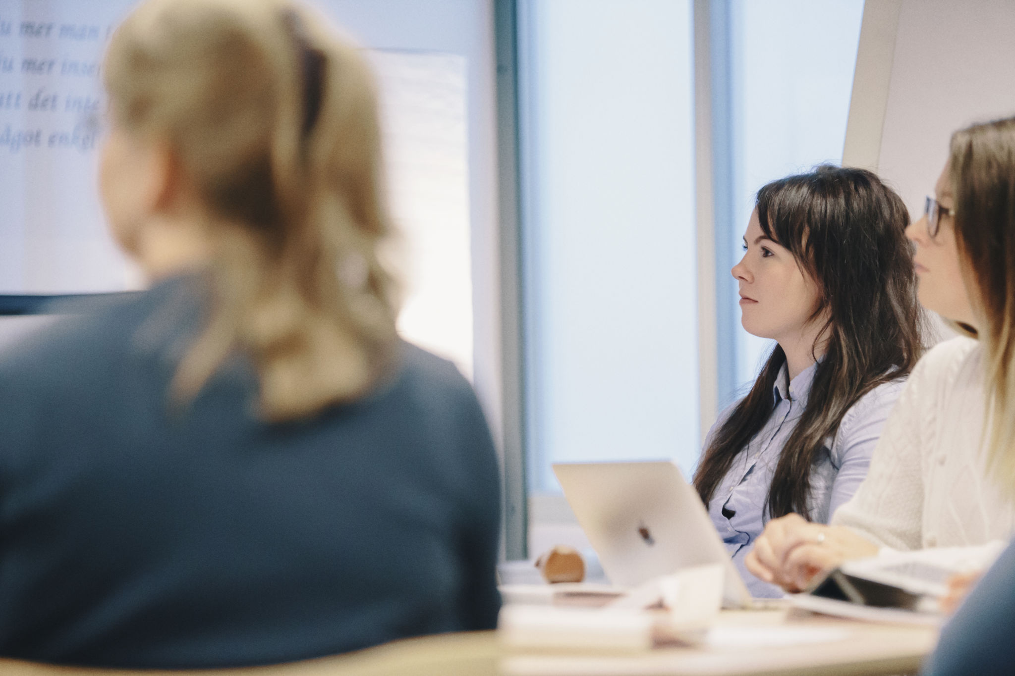 Personal med en laptop.