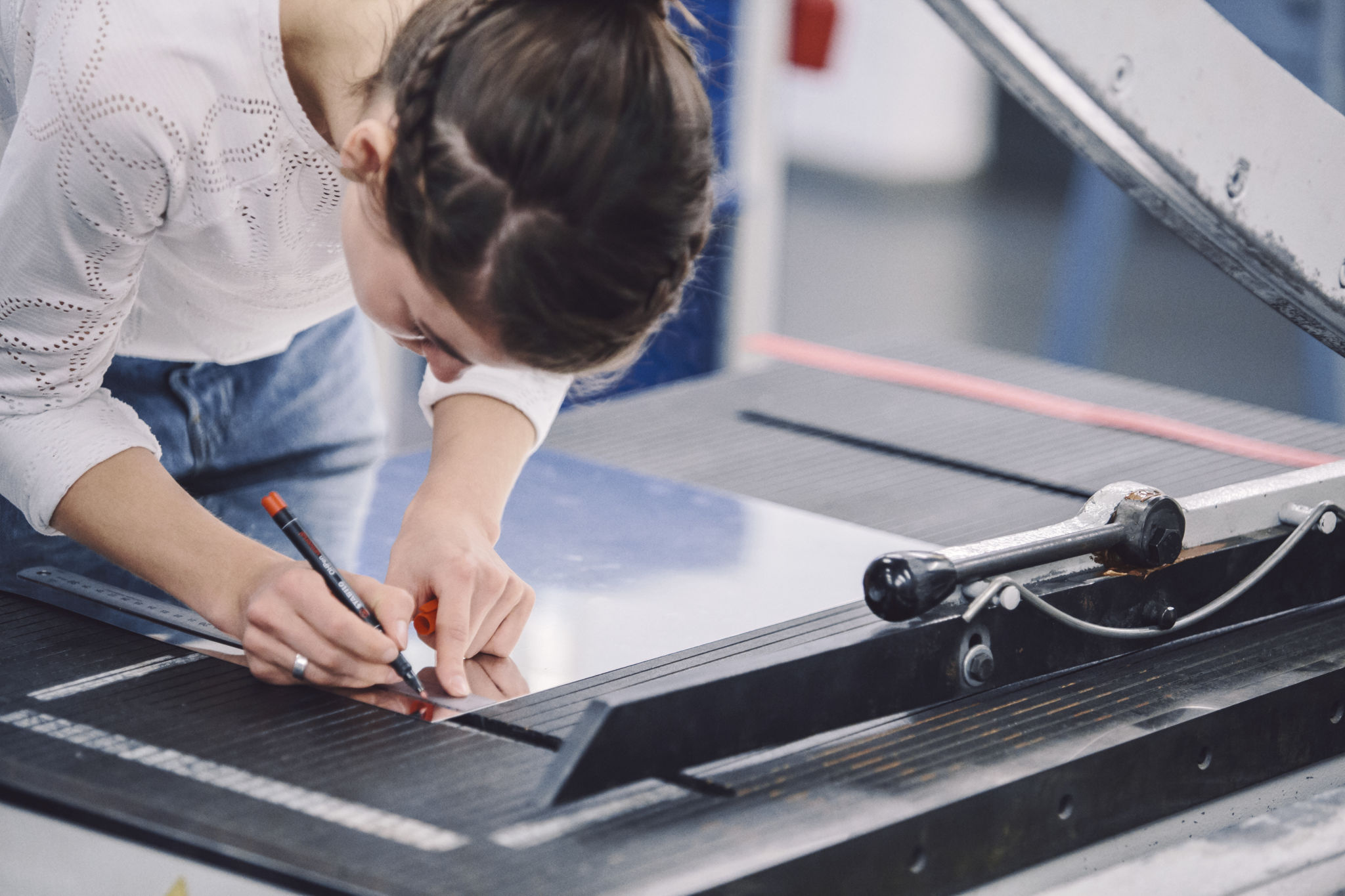 Studerande skär metall.