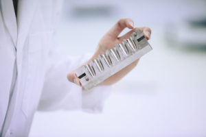 Hand håller i gjutform.