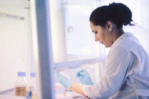 Forskare vid dragskåp.