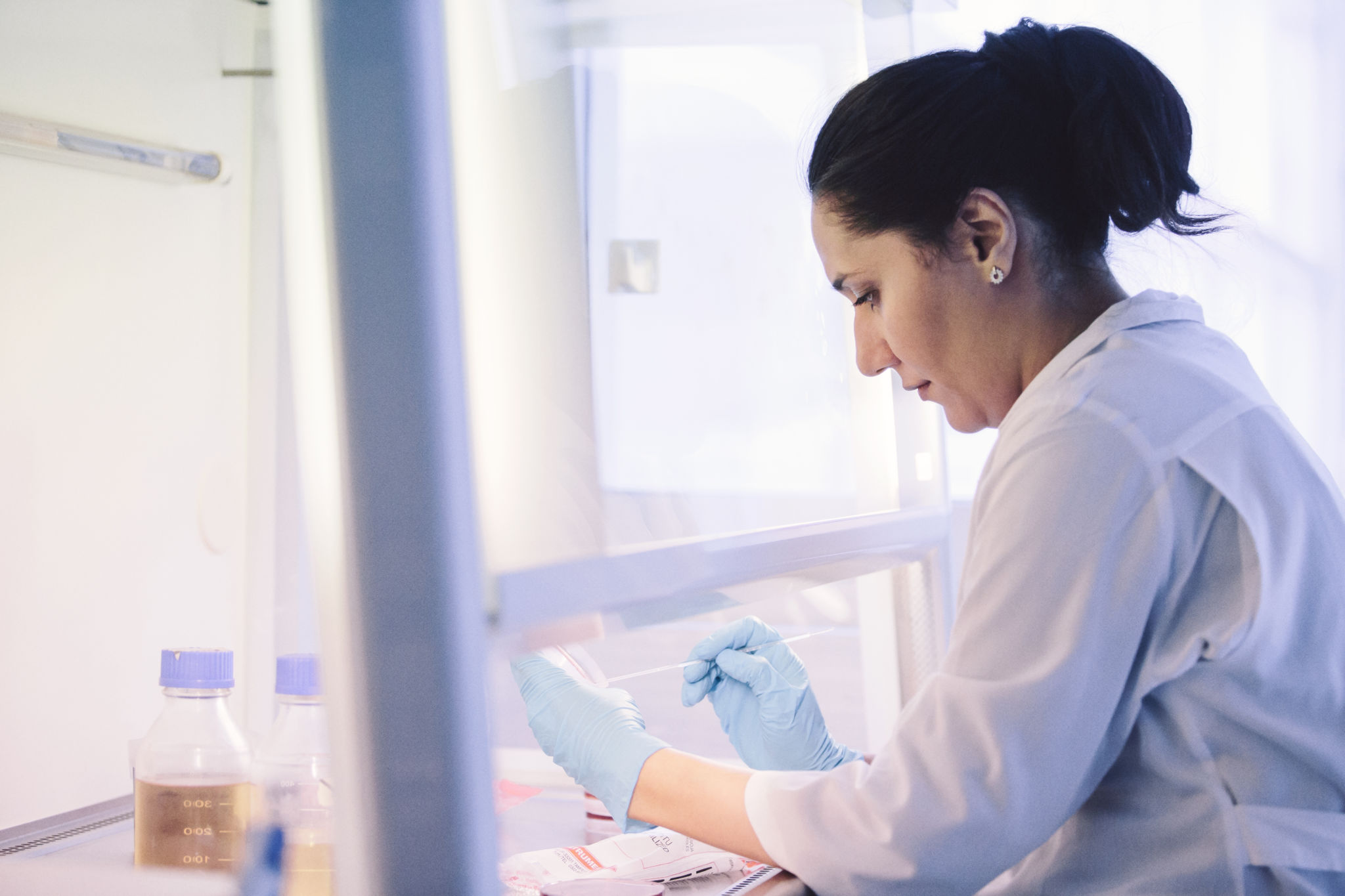 Forskare vid dragskåp.