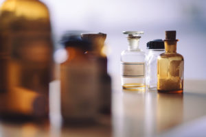 Glasburkar i brunt och klart glas.