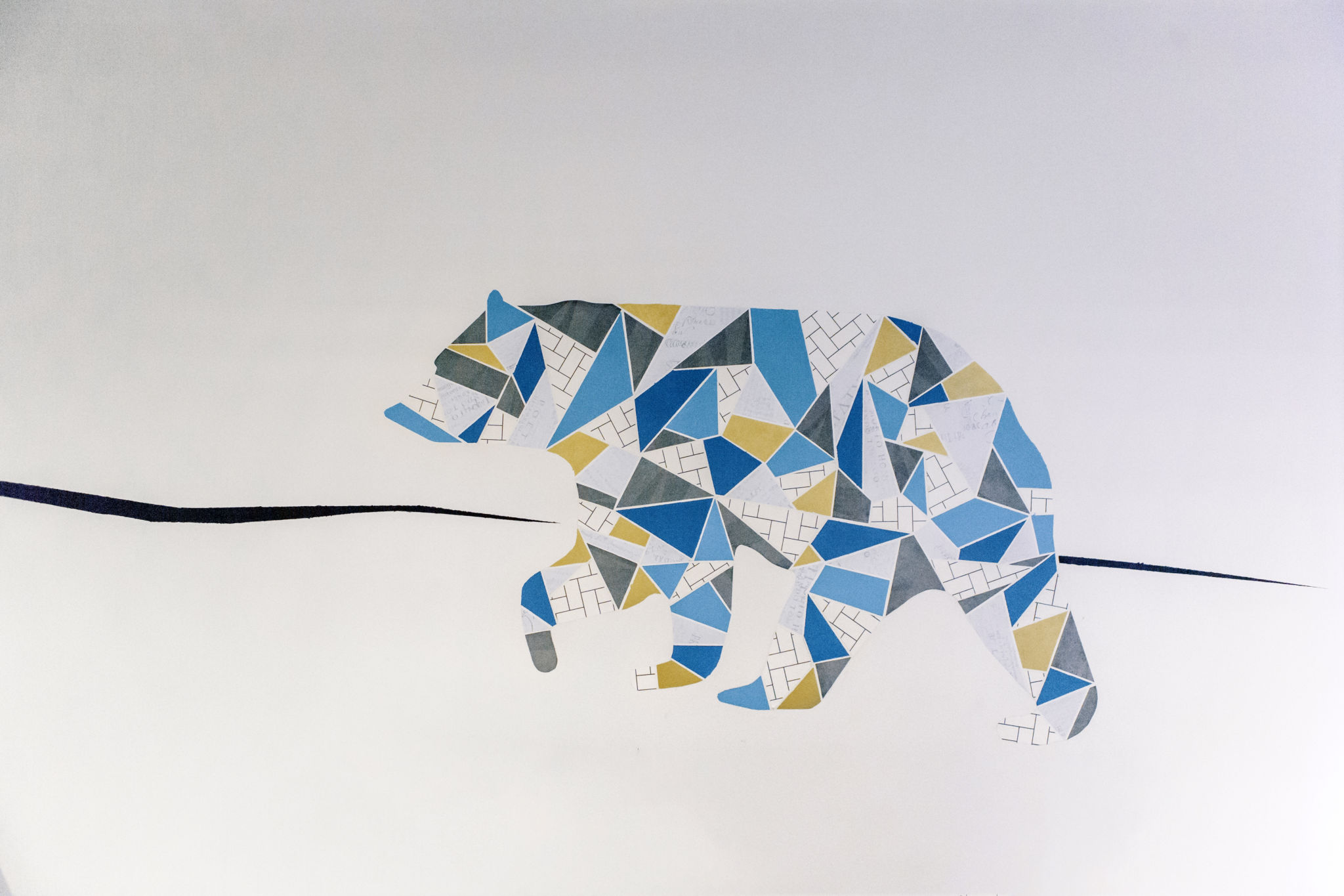 Väggmålning med björn.