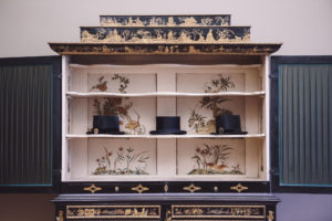 Tre doktorshattar i ett skåp.