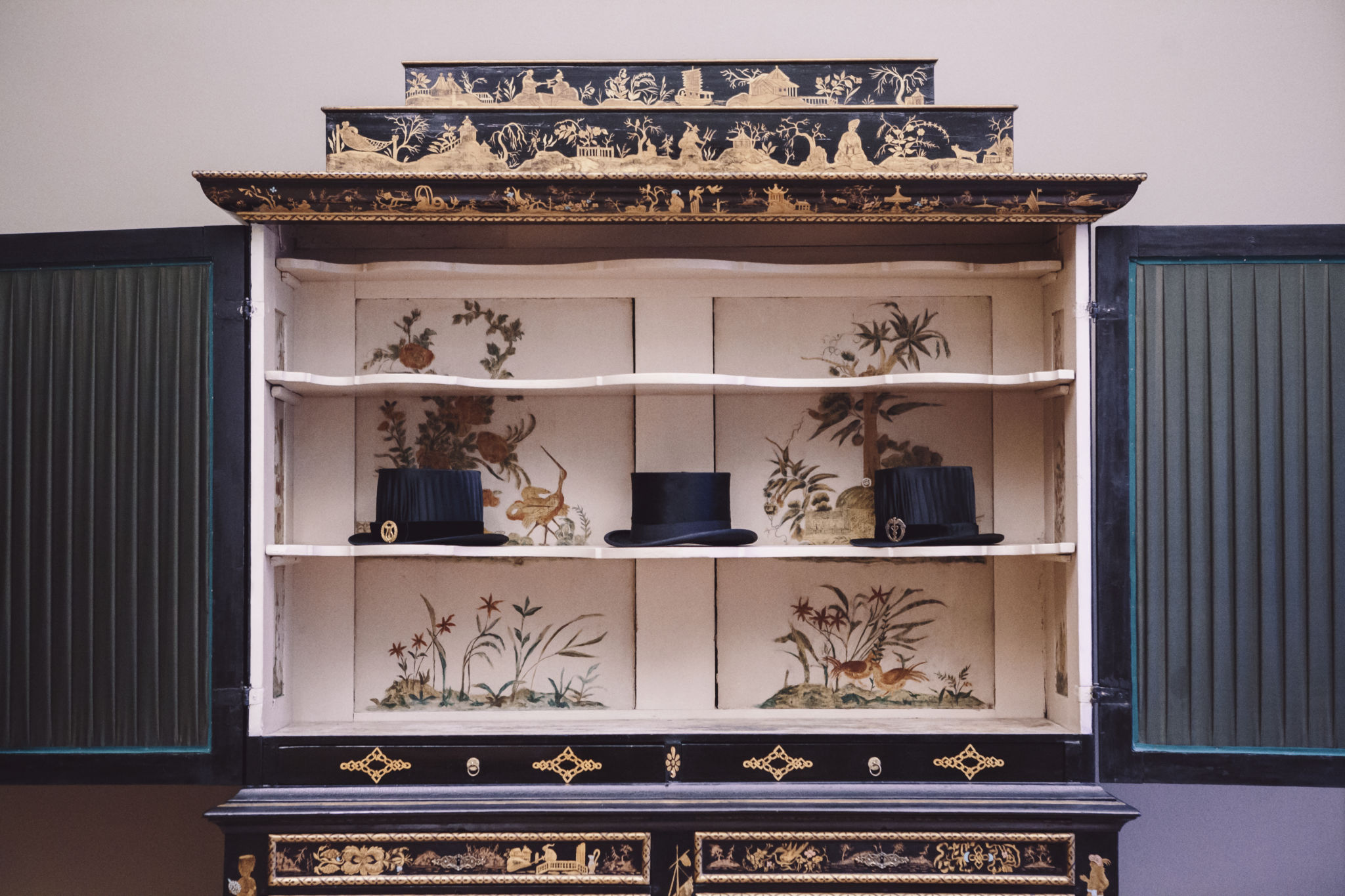 Tre doktorshattar i ett skåp.