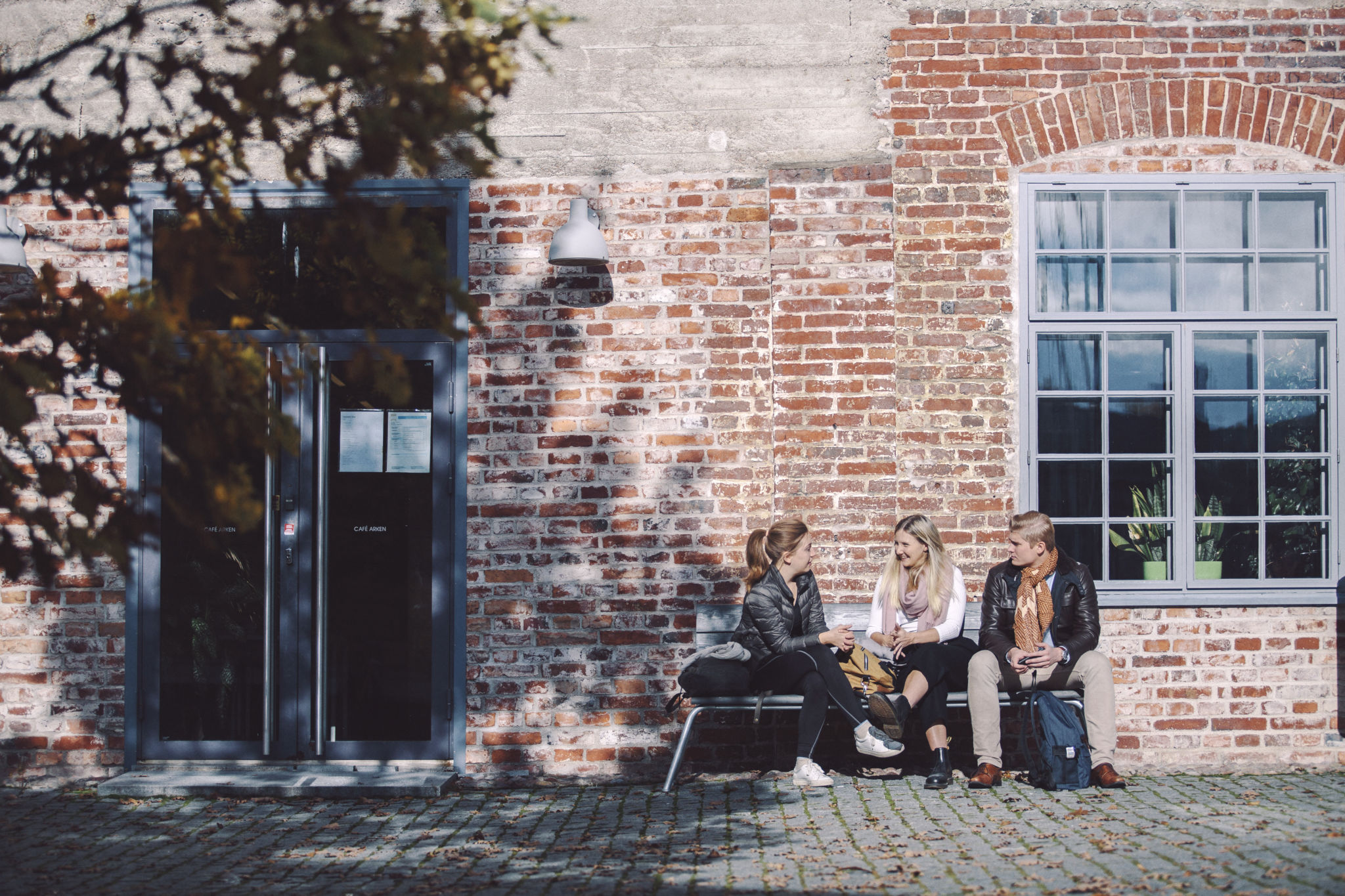 Studenter utanför Arken.