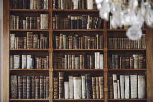 Bokhylla med gamla böcker.