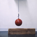 En röd kula som pendel.