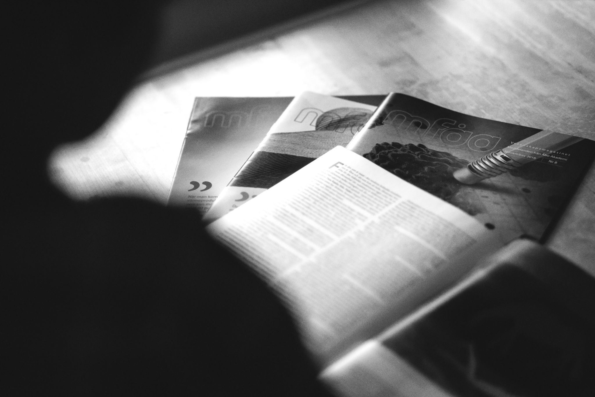 Svartvit bild på uppslagna tidningar.