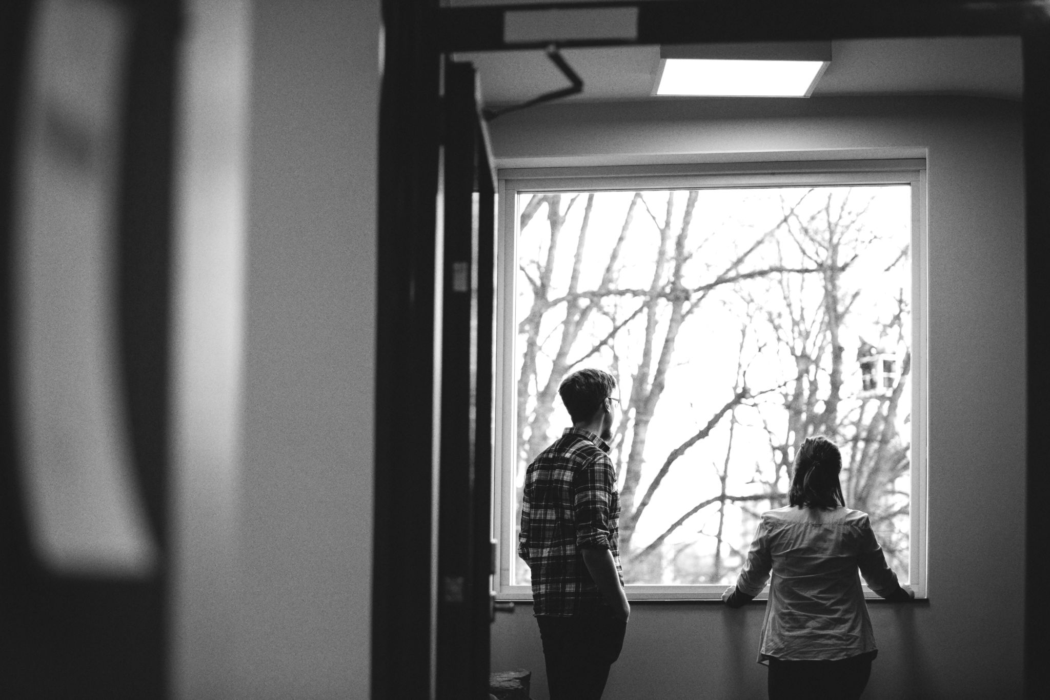 Två studenter vid ett fönster.