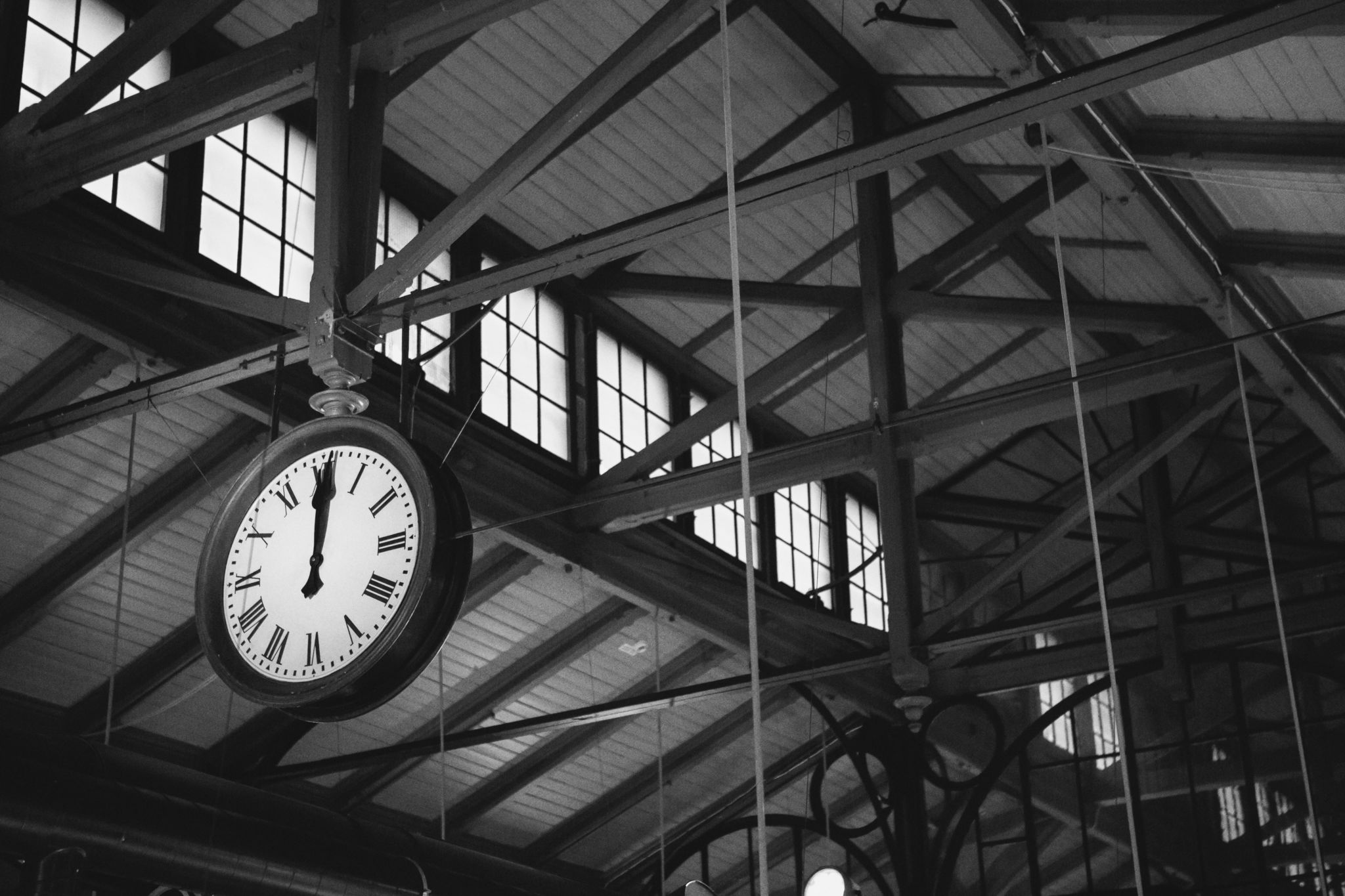 Stor klocka hänger i ett tak.