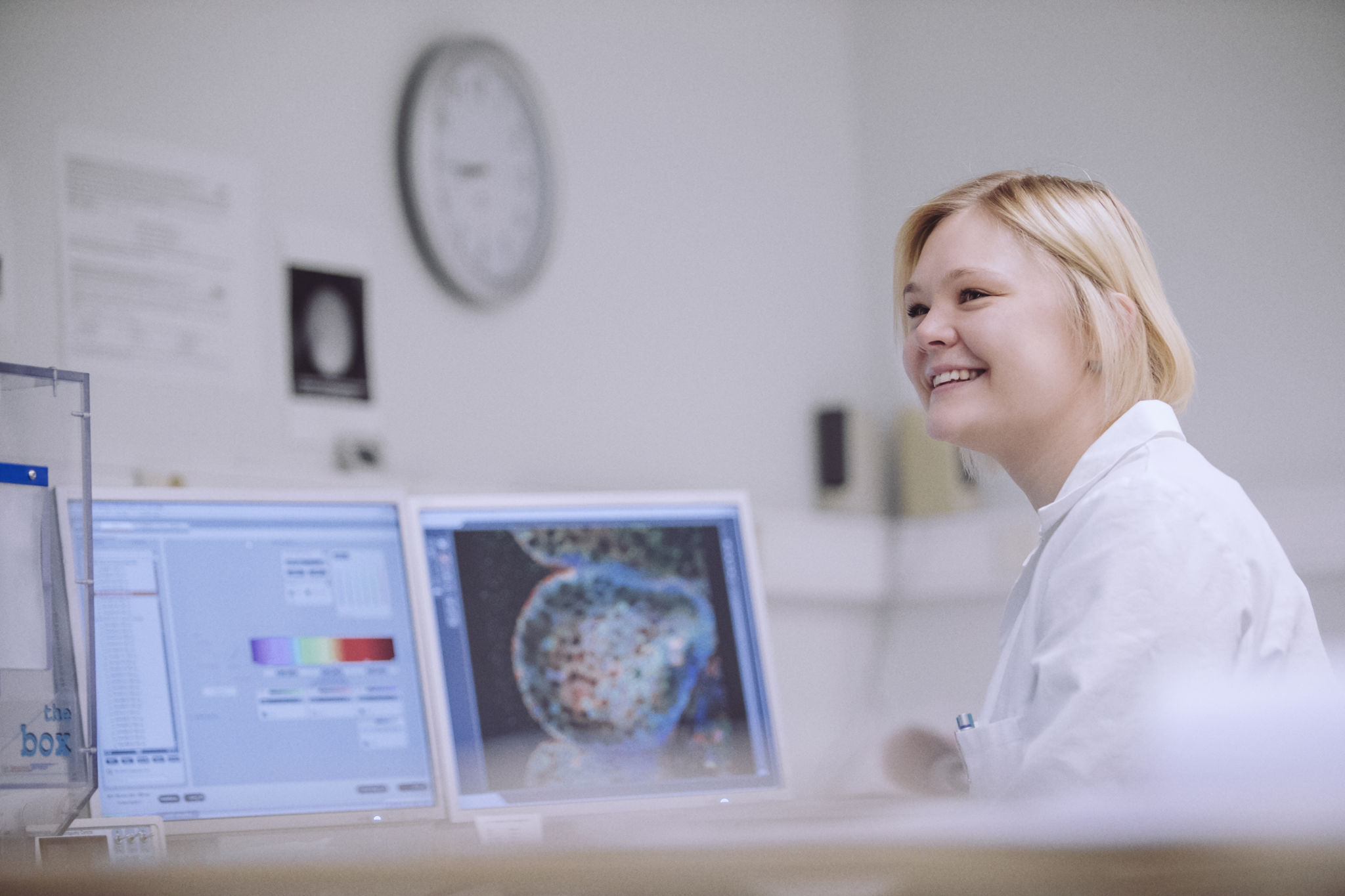 Studerande som sitter vid en datorskärm och studerar celler.