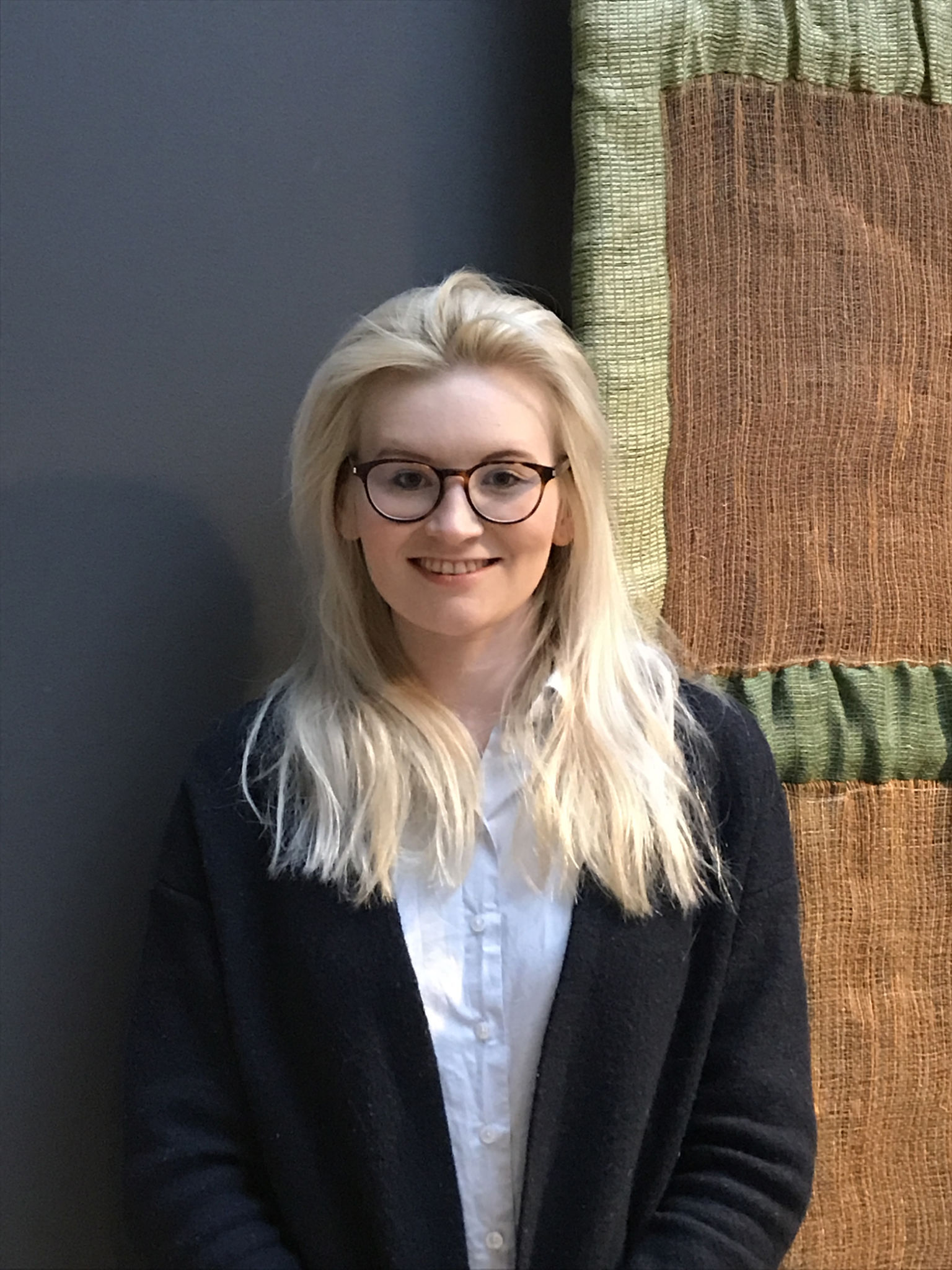 Leende kvinnlig student