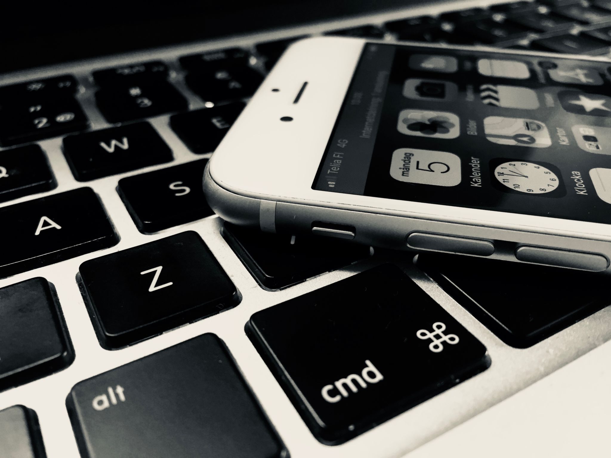Tangentbord och en smartphone.