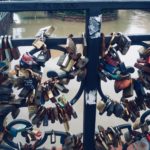 Hänglås på en bro.