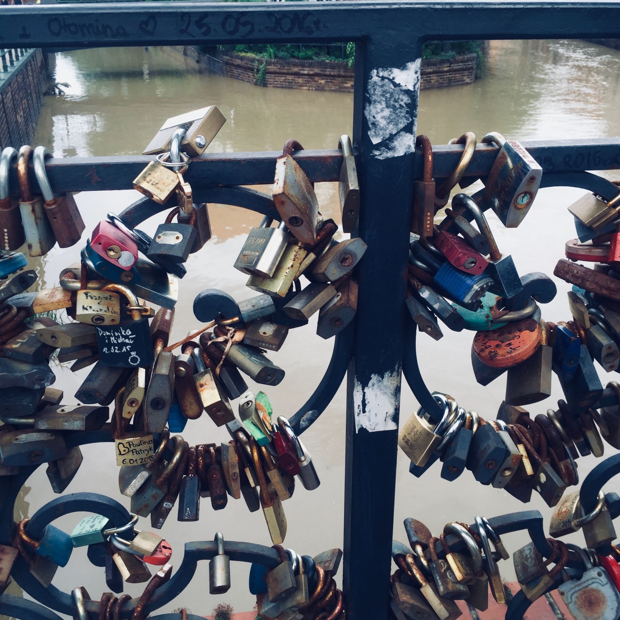 Hänglås på en bro.