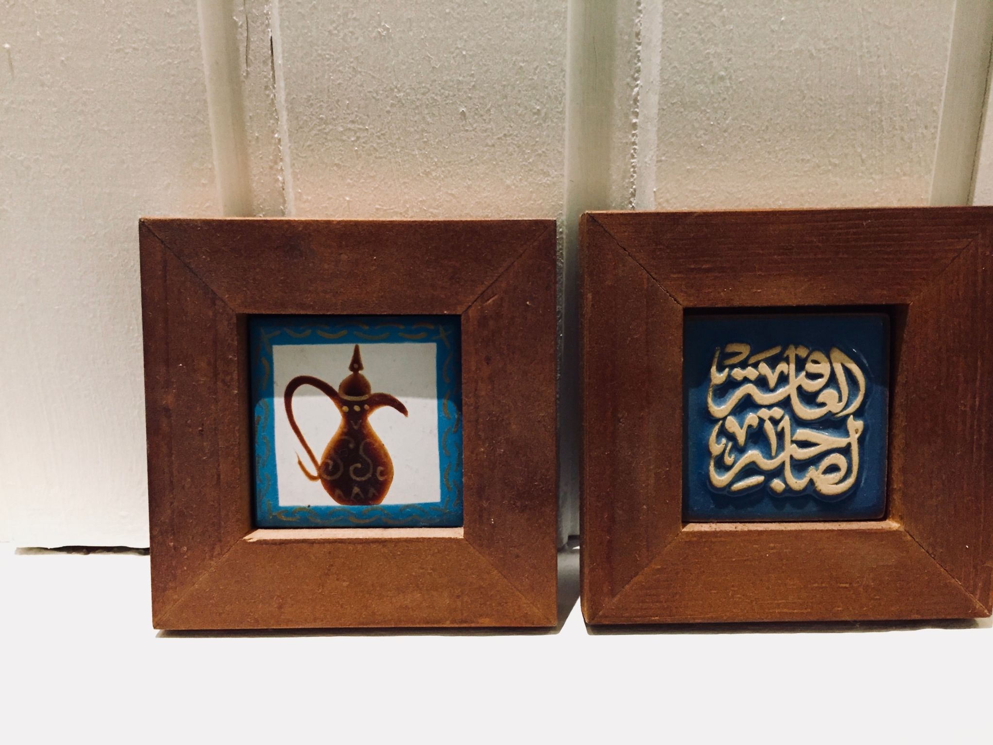 Små tavlor med arabiska mönster.