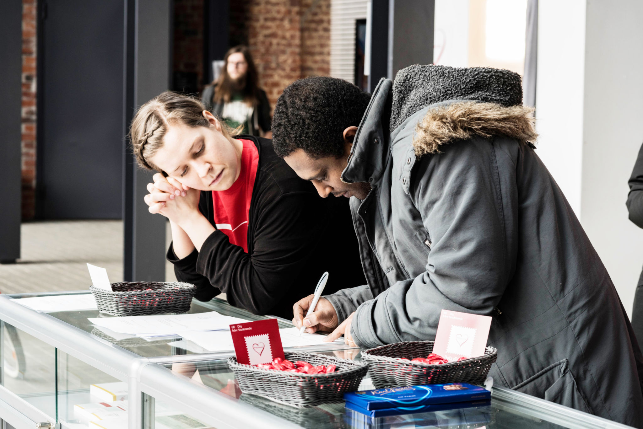 Studerande fyller i blanketter.