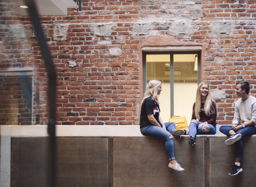 Studerande som sitter i Academill.