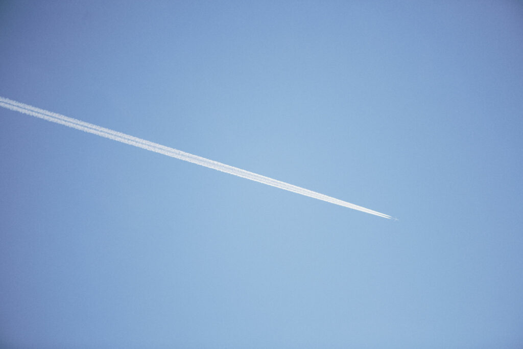 Flygplan på blå himmel.