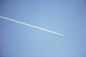 Flygplan på blå himmel.