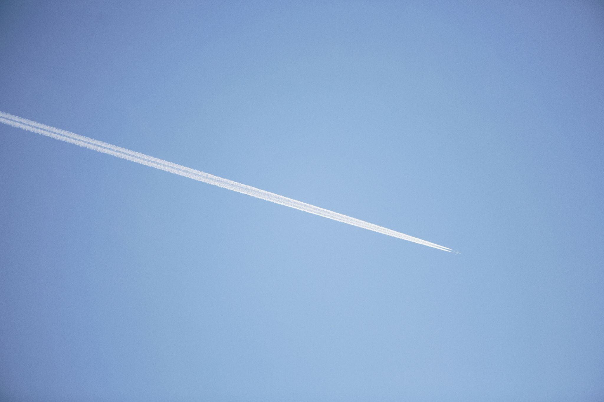 Flygplan på blå himmel.