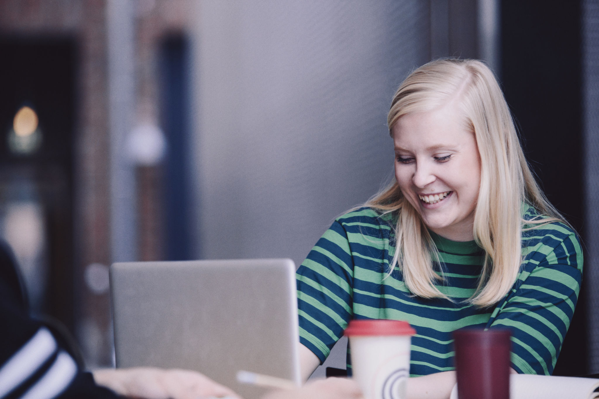 Studerande som sitter vid en dator.