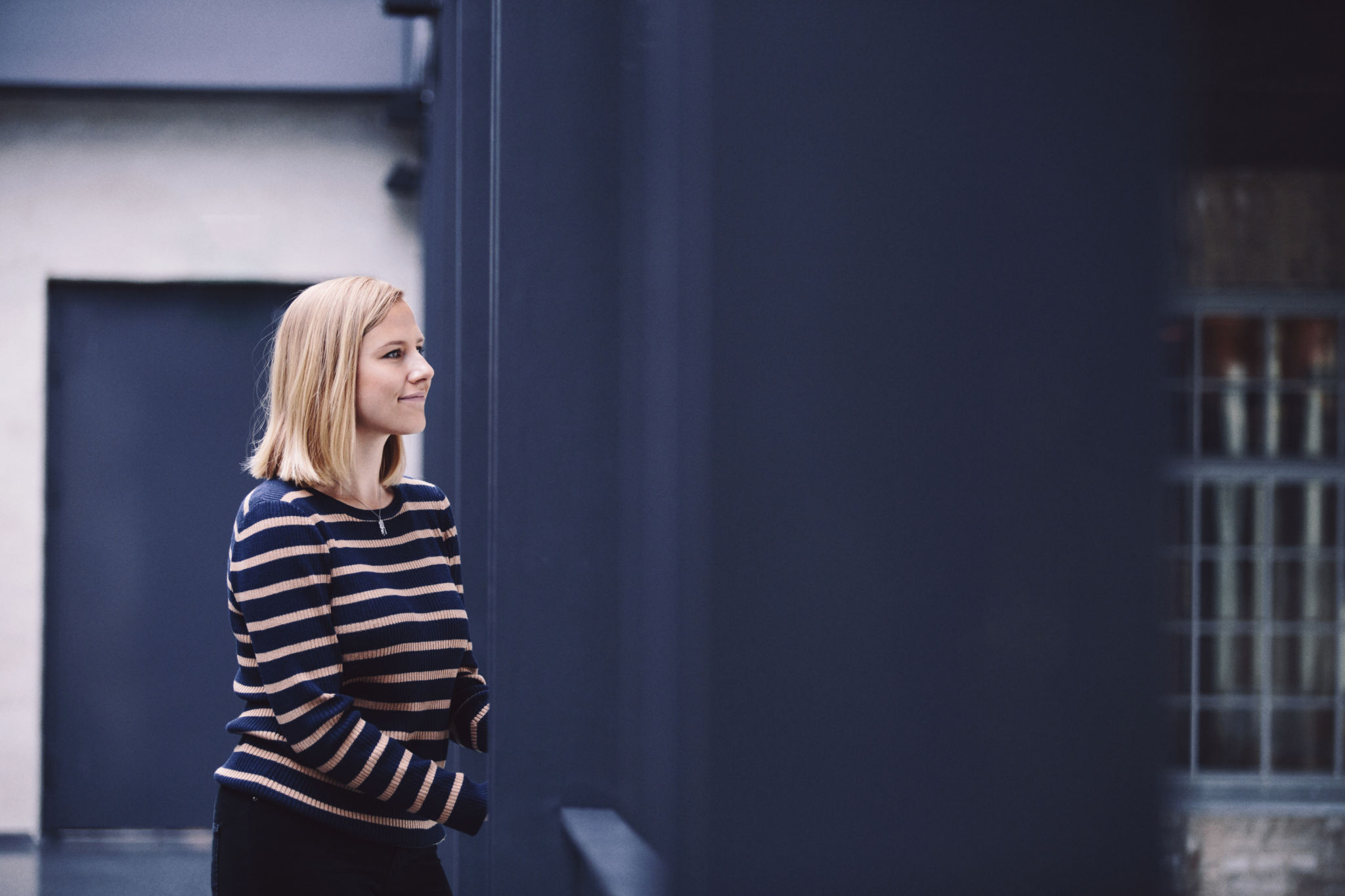 Kvinna i randig blus.