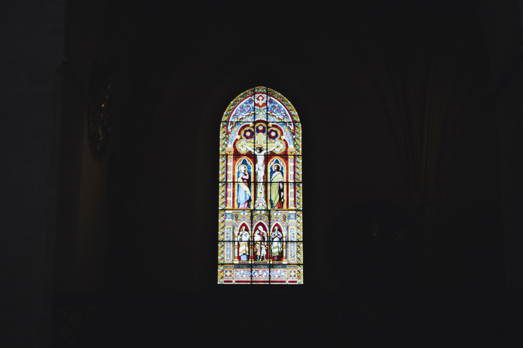 Kyrkofönster i många olika färger.