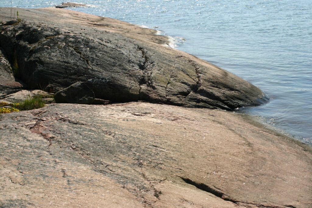Bergsstrand i skärgården.