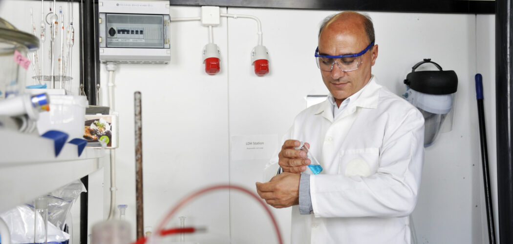 Pedro Fardim i ett laboratorium, iförd labbrock och skyddsglasögon.