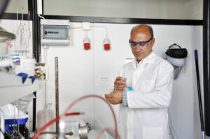 Pedro Fardim i ett laboratorium, iförd labbrock och skyddsglasögon.