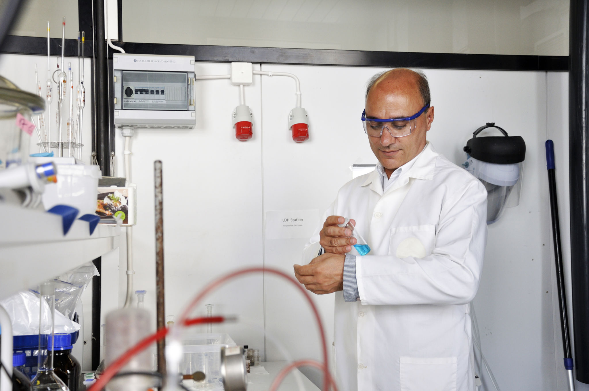 Pedro Fardim i ett laboratorium, iförd labbrock och skyddsglasögon.