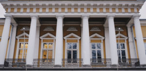 Balkongen på Åbo Akademis huvudbyggnad.